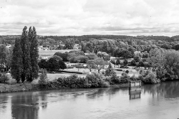 Quelles sont les facilités pour les familles qu'offrent les campings 4 étoiles en Ardèche ?