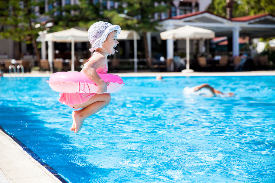 joie de l'eau dans une piscine camping Auvergne 